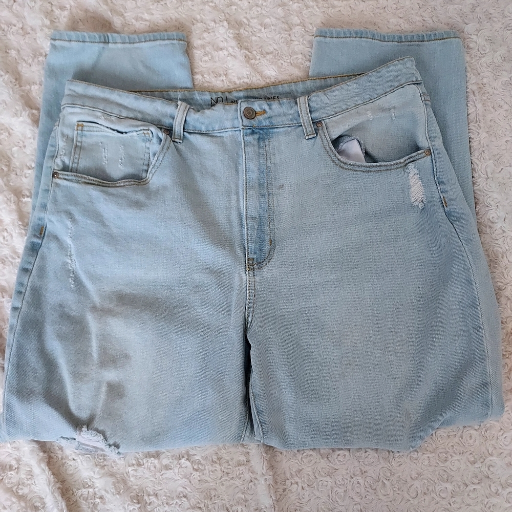 No Boundaries Relaxed Fit light denim distressed jeans Juniors 19 Slouchy